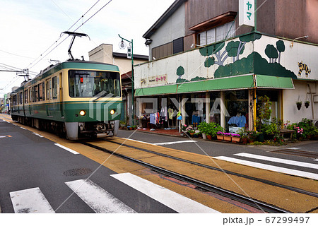 江ノ電が道路を走る風景 67299497