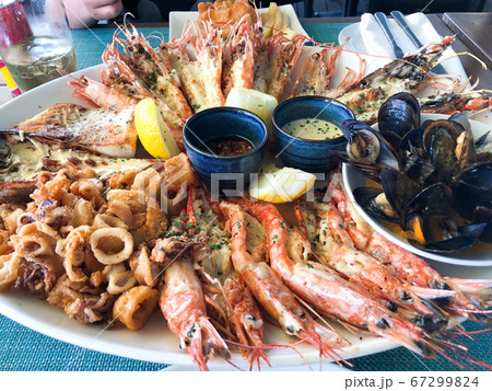 豪華な海鮮料理の大皿(南アフリカ,ケープタウン) 豪華な海鮮料理の大皿(南アフリカ,ケープタウン) 67299824