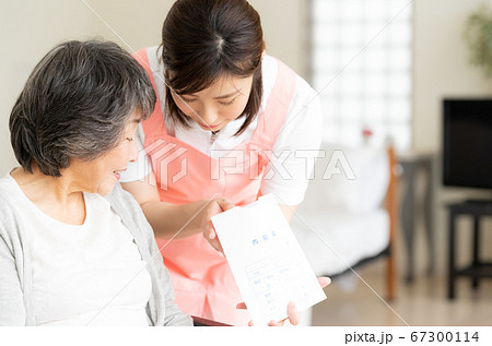 服薬介助をする女性ヘルパー【訪問介護】 67300114