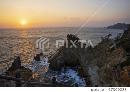 西伊豆町　黄金崎　日本奇岩百景  夕陽に染まる馬ロック 67300223