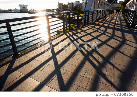 日本、横浜みなとみらい・早朝の新港橋 日本、横浜みなとみらい・早朝の新港橋 67300256