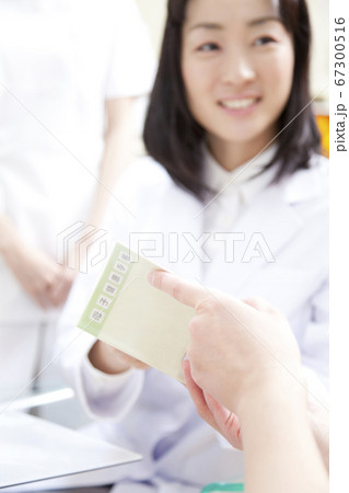 診察する産婦人科医 診察する産婦人科医 67300516