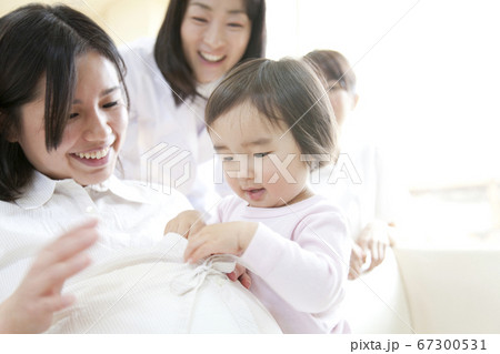 妊婦の母親と子供 妊婦の母親と子供 67300531