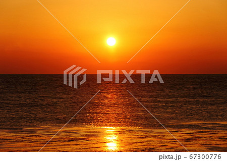 夢崎波の公園(角島)から見た夕景 夢崎波の公園(角島)から見た夕景 67300776
