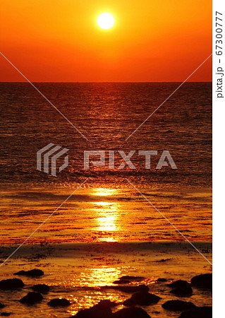 夢崎波の公園(角島)から見た夕景 夢崎波の公園(角島)から見た夕景 67300777