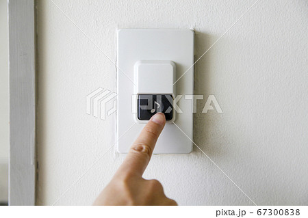 玄関のインターホンを押す指 67300838