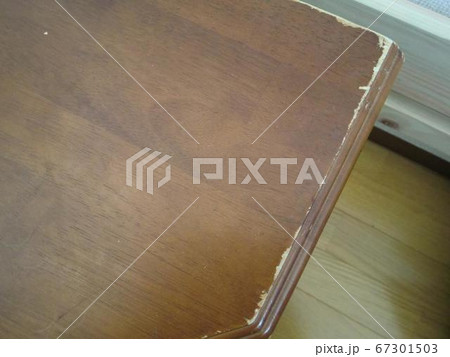 茶色い家具の角の擦れ傷 茶色い家具の角の擦れ傷 67301503