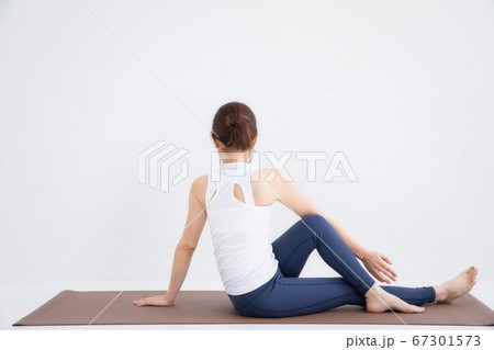 スポーツウェアをきた女性 67301573