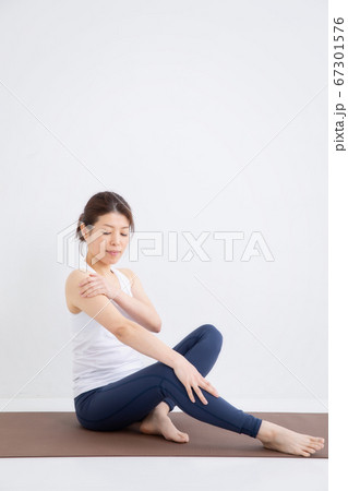 スポーツウェアをきた女性 67301576