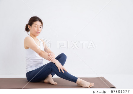 スポーツウェアをきた女性 67301577