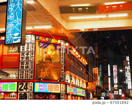 大阪梅田 お初天神通りの夜 67301692