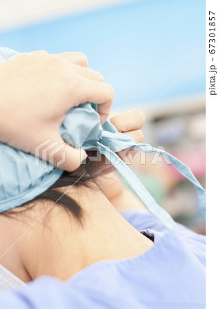 手術着の看護師 手術着の看護師 67301857
