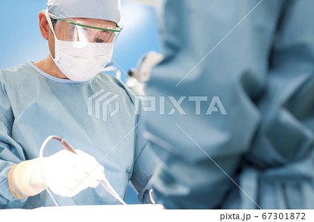 手術をする外科医の写真素材