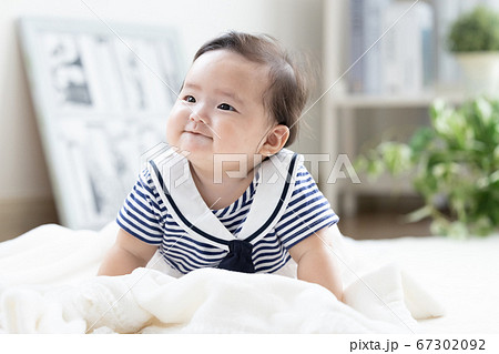 生後6カ月の赤ちゃん ポートレートの写真素材