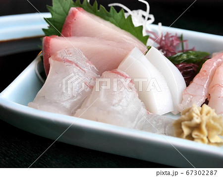 瀬戸内海の新鮮なカンパチと鯛の刺身盛り合わせ 瀬戸内海の新鮮なカンパチと鯛の刺身盛り合わせ 67302287