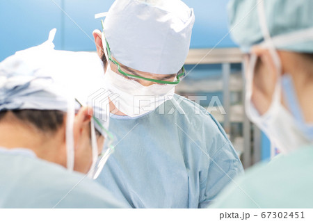 手術をする外科医 67302451