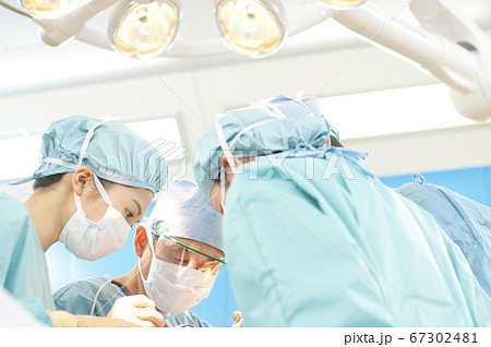 手術をする外科医 67302481