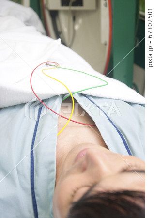 酸素カプセルに入る男性 酸素カプセルに入る男性 67302501