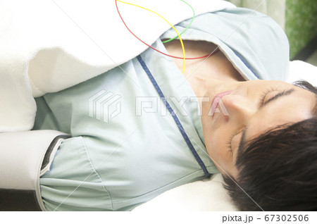 酸素カプセルに入る男性 67302506