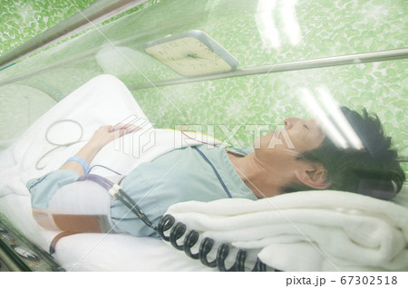 酸素カプセルに入る男性 酸素カプセルに入る男性 67302518