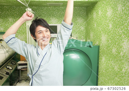 酸素カプセルでリフレッシュする男性 67302526