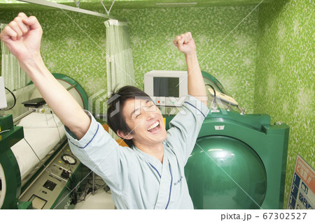 酸素カプセルでリフレッシュする男性 67302527