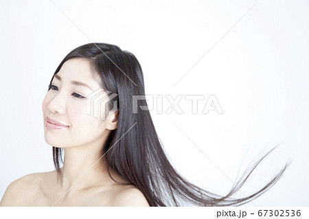 ロングヘアの女性 67302536