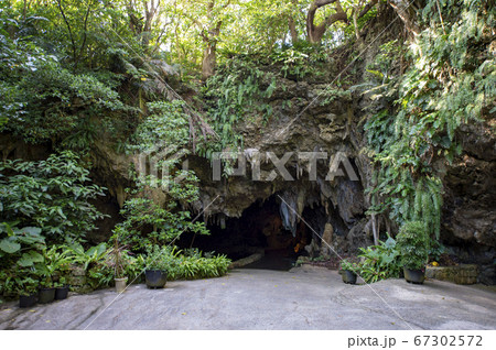 沖縄県　石垣島　サビチ鍾乳洞 67302572
