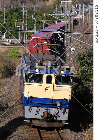 カーブをゆく貨物列車の写真素材