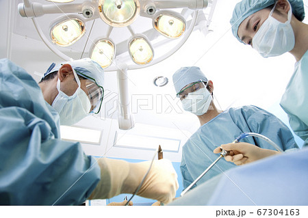 手術をする外科医の写真素材