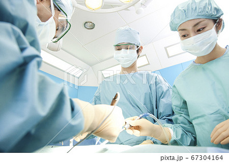 手術をする外科医の写真素材