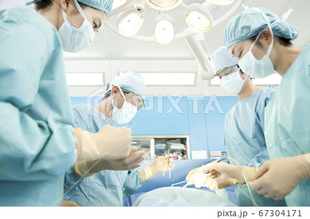 手術をする外科医 67304171