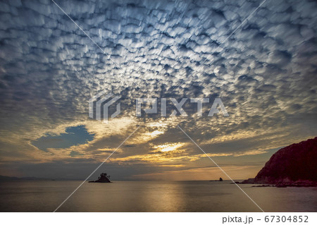 夕陽に照らされた印象的な雲 67304852