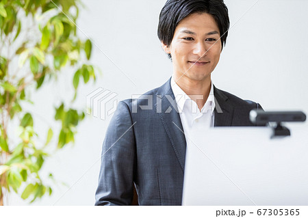 ビデオ通話をしている若いビジネスマン ビデオ通話をしている若いビジネスマン 67305365