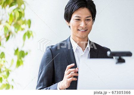 ビデオ通話をしている若いビジネスマン ビデオ通話をしている若いビジネスマン 67305366