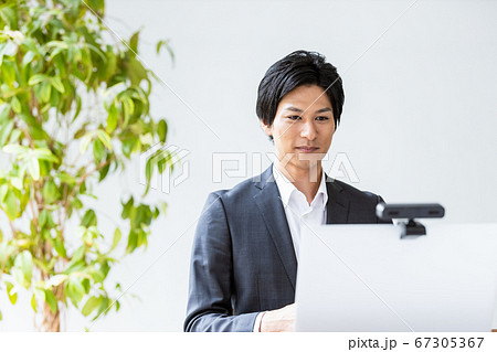 ビデオ通話をしている若いビジネスマン ビデオ通話をしている若いビジネスマン 67305367