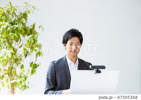 ビデオ通話をしている若いビジネスマン 67305368