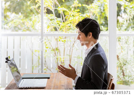 ビデオ通話をしている若いビジネスマン 67305371