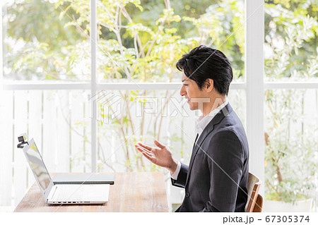 ビデオ通話をしている若いビジネスマン 67305374