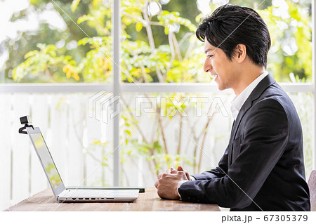 ビデオ通話をしている若いビジネスマン 67305379