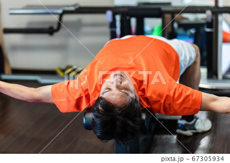 プライベートジムでダンベルを使う男性 67305934