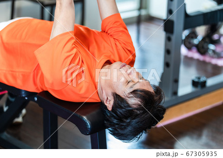プライベートジムでダンベルを使う男性 プライベートジムでダンベルを使う男性 67305935