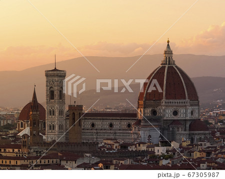 フィレンツェ・夕方のサンタ・マリア・デル・フィオーレ大聖堂 / Florence, Italy フィレンツェ・夕方のサンタ・マリア・デル・フィオーレ大聖堂 / Florence, Italy 67305987
