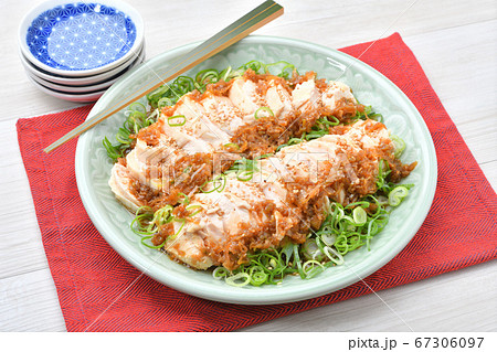 鶏ムネ肉の「よだれ鶏のアレンジ料理ver.1」。※レシピはまだ未完成です。 鶏ムネ肉の「よだれ鶏のアレンジ料理ver.1」。※レシピはまだ未完成です。 67306097