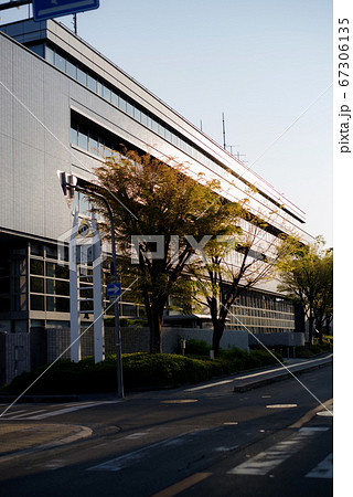 大阪府豊中市・早朝の豊中市役所第二庁舎と街並み 大阪府豊中市・早朝の豊中市役所第二庁舎と街並み 67306135