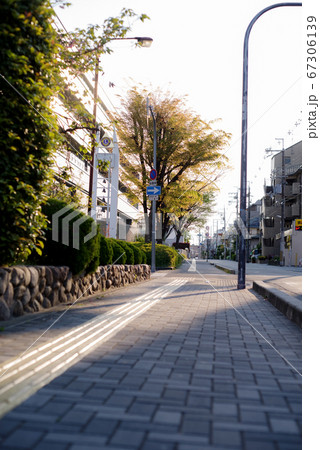 大阪府豊中市・早朝の豊中市役所第二庁舎前の歩道の風景 67306139