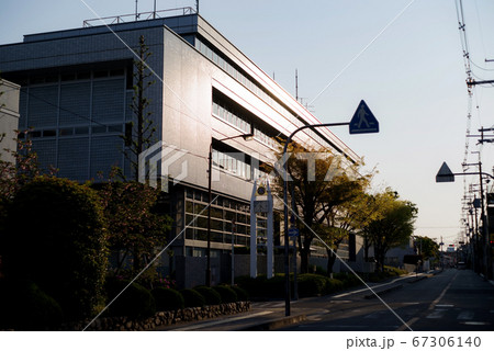 大阪府豊中市・早朝の豊中市役所第二庁舎と街並み 大阪府豊中市・早朝の豊中市役所第二庁舎と街並み 67306140