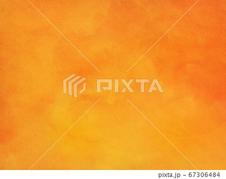 オレンジ色の水彩絵具と紙のテクスチャ 67306484