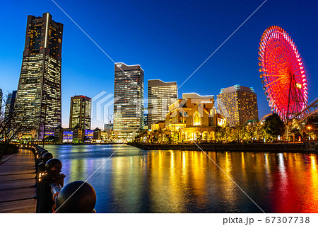 都市風景 横浜 みなとみらい 夜景 パステル画 のイラスト素材