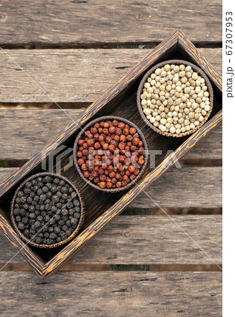 Organic white red and black pepper corns in wood 67307953